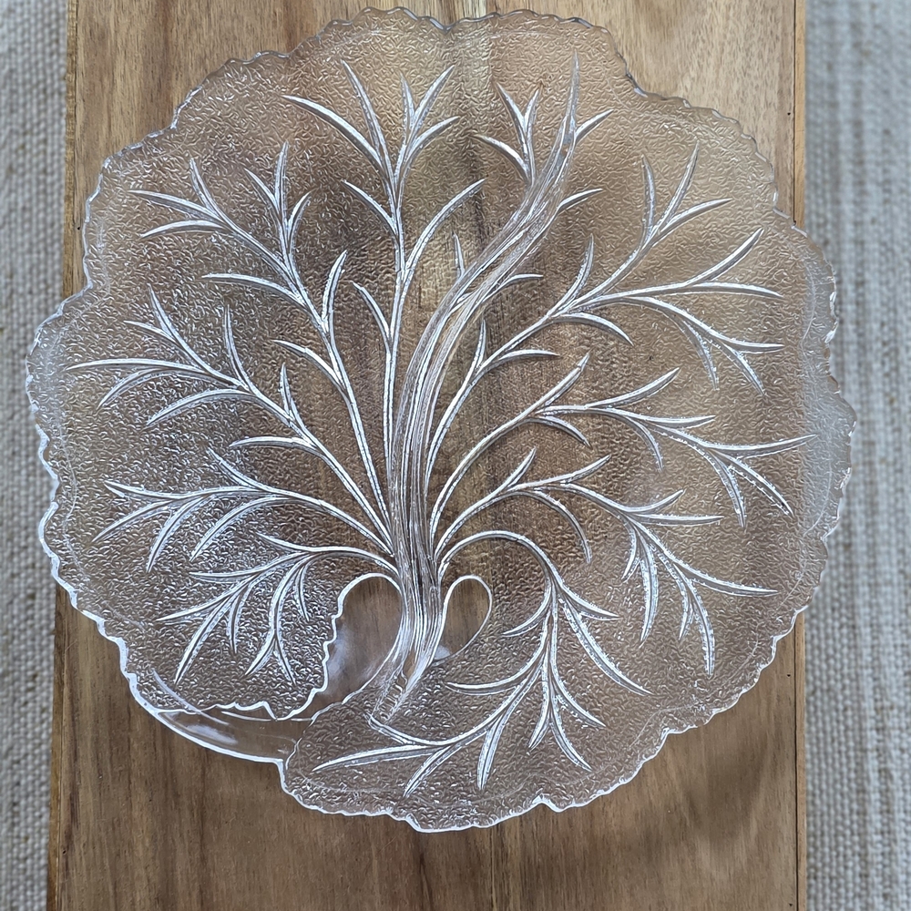 Indiana‎ Glass Clear Divided Serving Plate with Leaf Motif - Picture 11 of 12